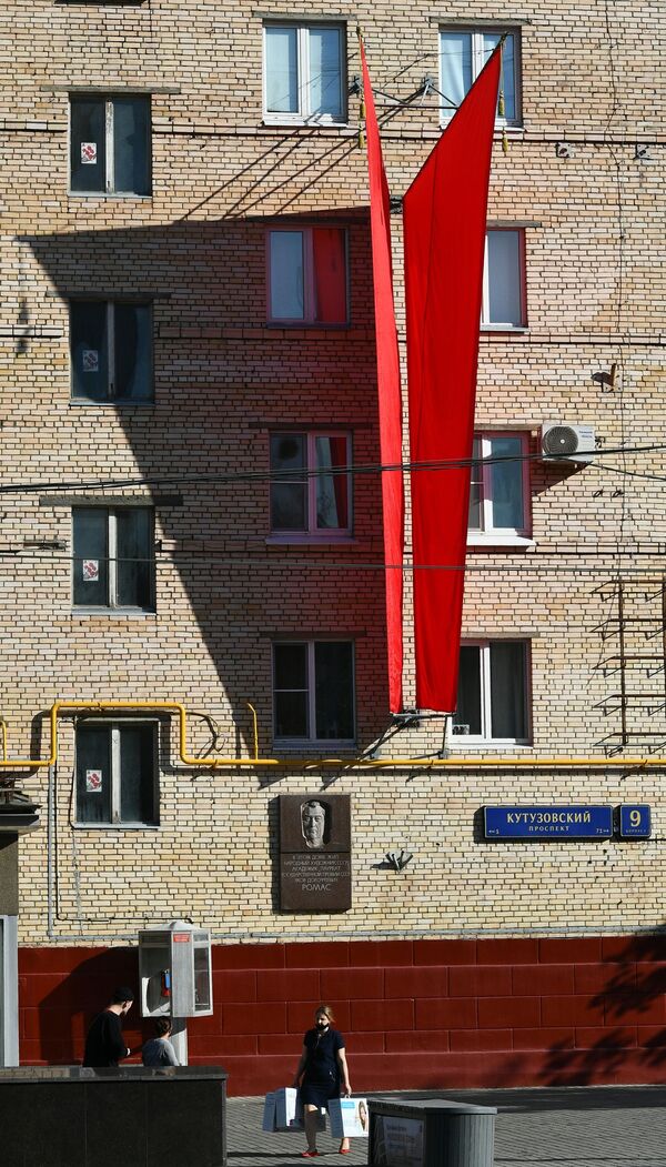 Флаги на стене жилого дома на Кутузовском проспекте в Москве - Sputnik Молдова