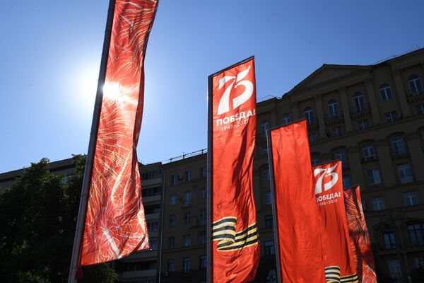 Флаги с логотипом Победа-75 на Пушкинской площади в Москве - Sputnik Молдова