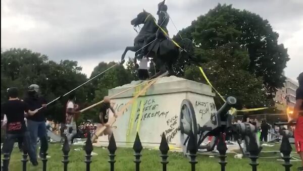 Слезай с коня! В США протестующие пытались повалить памятник седьмому президенту США - Sputnik Молдова