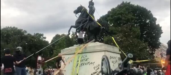 Слезай с коня! В США протестующие пытались повалить памятник седьмому президенту США Слезай с коня! В США протестующие пытались повалить памятник седьмому президенту США - Sputnik Молдова