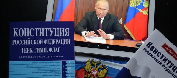 Планшет с трансляцией телеобращения президента РФ Владимира Путина к гражданам России - Sputnik Молдова