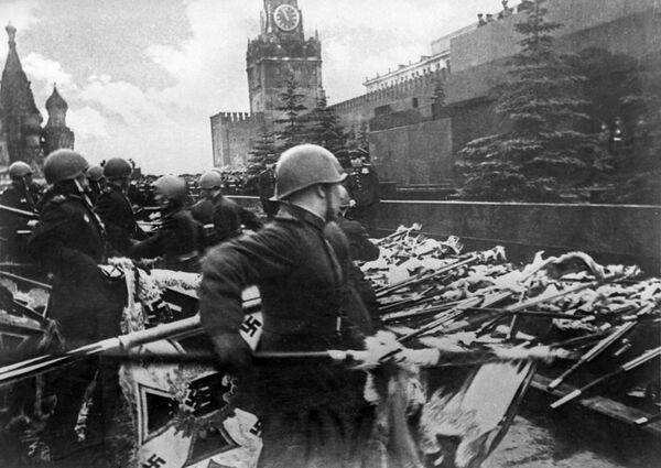 Parada victoriei în Piața Roșie din Moscova, din 24 iunie 1945,  dedicată victoriei asupra Germaniei naziste în al Doilea Război Mondial. Participanții la paradă aruncă  stindarde ale trupelor naziste la zidul Kremlinului - Sputnik Moldova