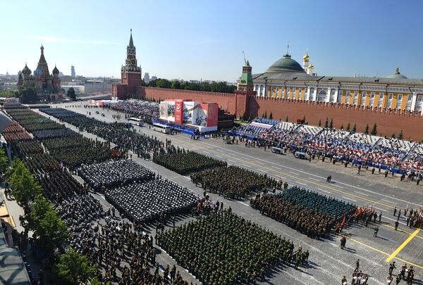 В параде на Красной площади приняли участие более 14 тысяч военнослужащих из 13 иностранных государств, 234 единицы исторической и современной наземной военной техники и 75 самолетов. - Sputnik Молдова