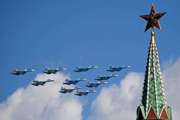 Parada Victorie s-a încheiat cu defilarea avioanelor militare Parada Victorie s-a încheiat cu defilarea avioanelor militare - Sputnik Moldova-România