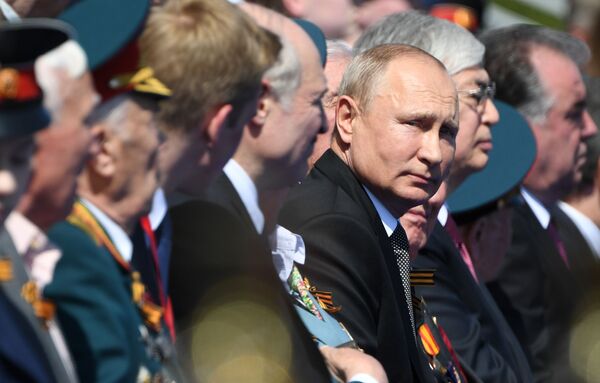 Президент РФ Владимир Путин на военном параде в ознаменование 75-летия Победы на Красной площади - Sputnik Молдова