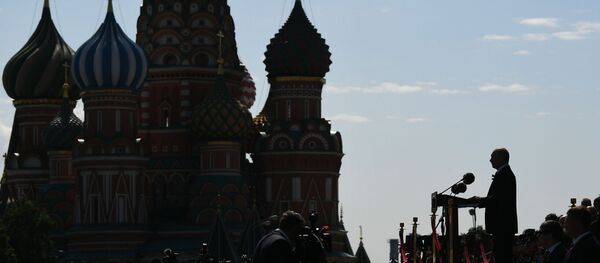 Президент РФ Владимир Путин выступает во время военного парада на Красной площади - Sputnik Moldova-România