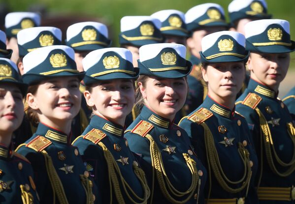Военнослужащие парадных расчетов перед началом военного парада на Красной площади в Москве - Sputnik Молдова