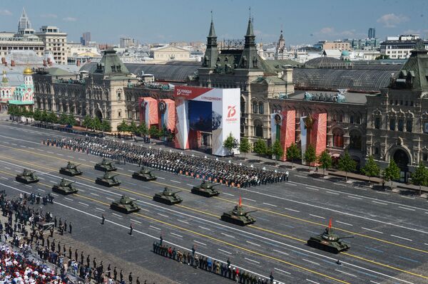 Танки Т-34-85 во время военного парада в ознаменование 75-летия Победы на Красной площади - Sputnik Молдова