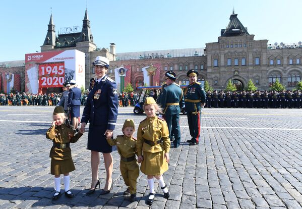 Гости перед началом военного парада Победы на Красной площади - Sputnik Молдова