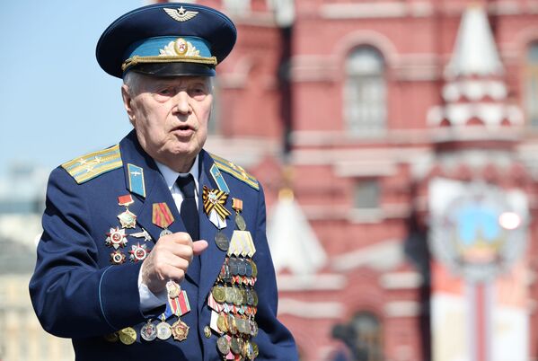 Ветеран перед началом военного парада Победы на Красной площади - Sputnik Молдова
