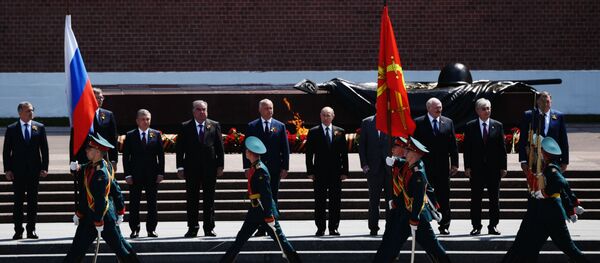 Президент РФ В. Путин на церемонии возложения цветов к Могиле Неизвестного солдата - Sputnik Молдова