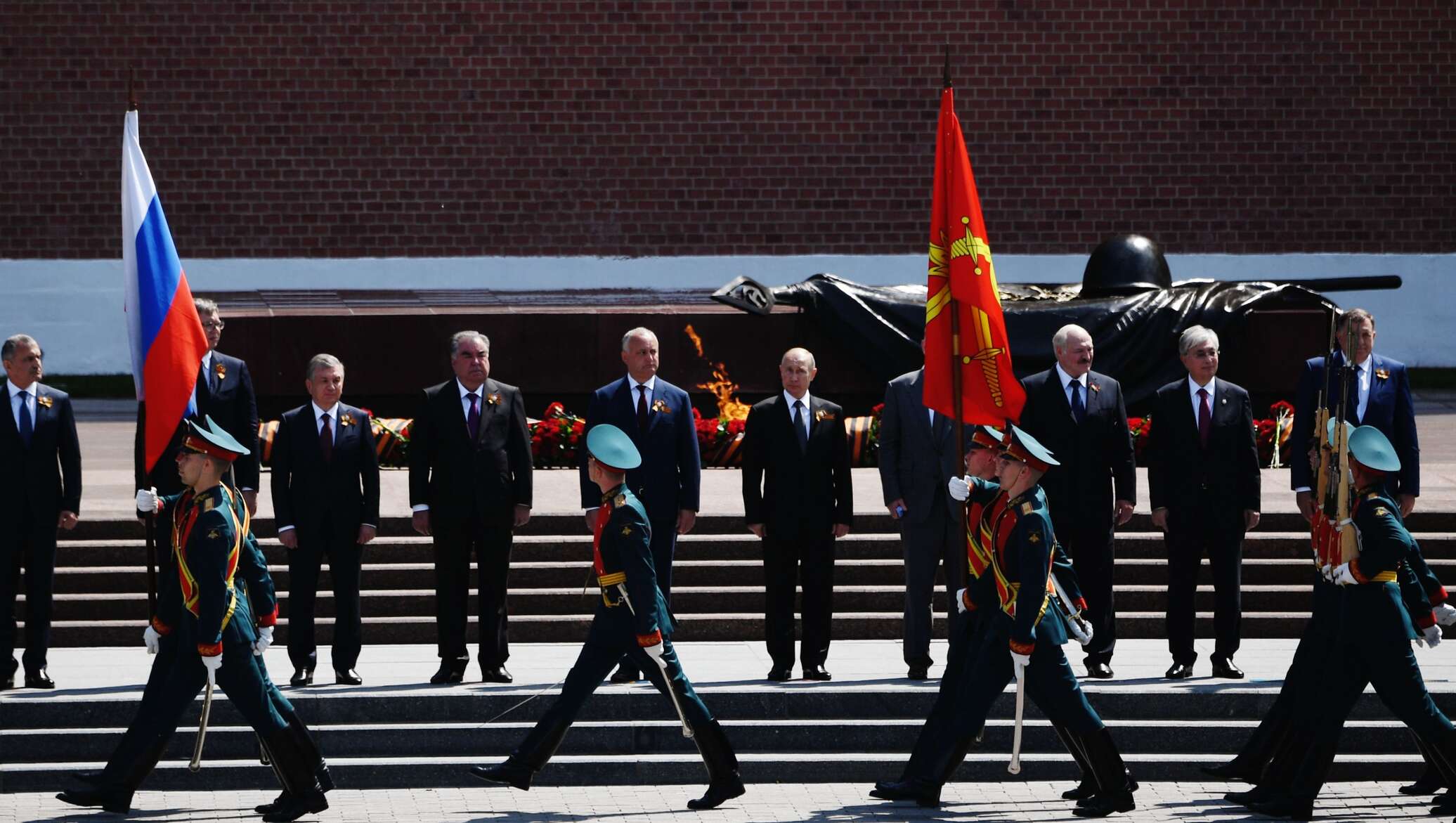 Победа снг. Главы государств на параде Победы. Парад 2005 года на красной площади с президентами.