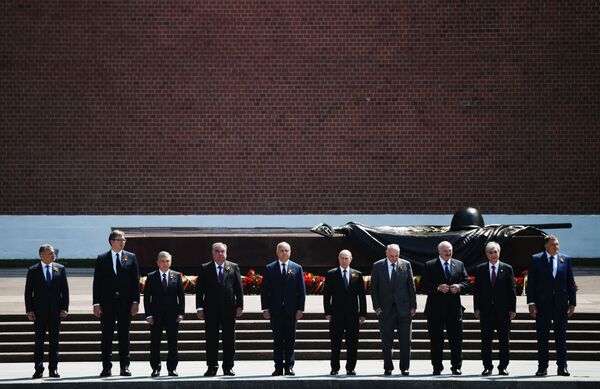 Президент России Владимир Путин после парада Победы переговорил на ногах с президентами Казахстана, Узбекистана, Молдовы и Таджикистана. - Sputnik Молдова