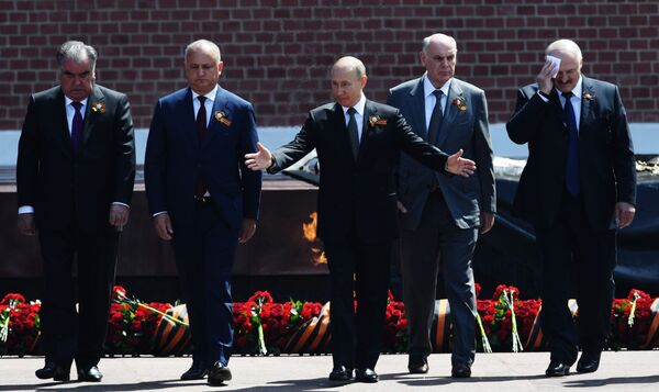 Президент РФ В. Путин на церемонии возложения цветов к Могиле Неизвестного солдата - Sputnik Молдова