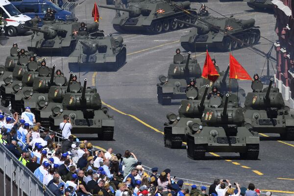 Танки Т-34-85 во время военного парада Победы на Красной площади - Sputnik Moldova