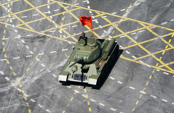Танк Т-34-85 во время военного парада Победы - Sputnik Moldova