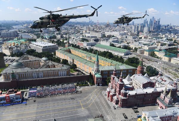 Многоцелевые вертолеты Ми-8 во время воздушной части военного парада Победы - Sputnik Moldova