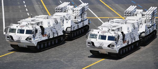 Зенитные ракетно-пушечные комплексы Панцирь-СА во время военного парада на Красной площади Зенитные ракетно-пушечные комплексы Панцирь-СА во время военного парада на Красной площади - Sputnik Молдова