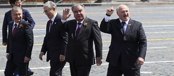 Президент Узбекистана Шавкат Мирзиеев, президент Казахстана Касым-Жомарт Токаев, президент Таджикистана Эмомали Рахмон и президент Белоруссии Александр Лукашенко после завершения военного парада в Москве - Sputnik Moldova