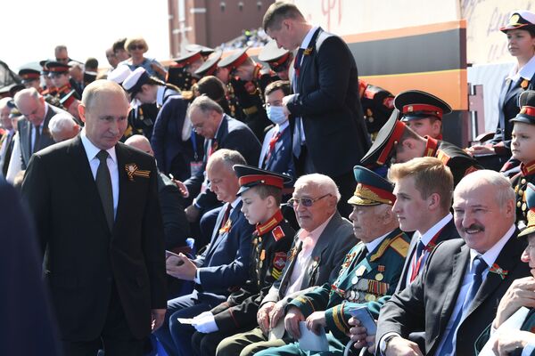 Президент России Владимир Путин перед началом парада в ознаменование 75-летия Победы - Sputnik Moldova