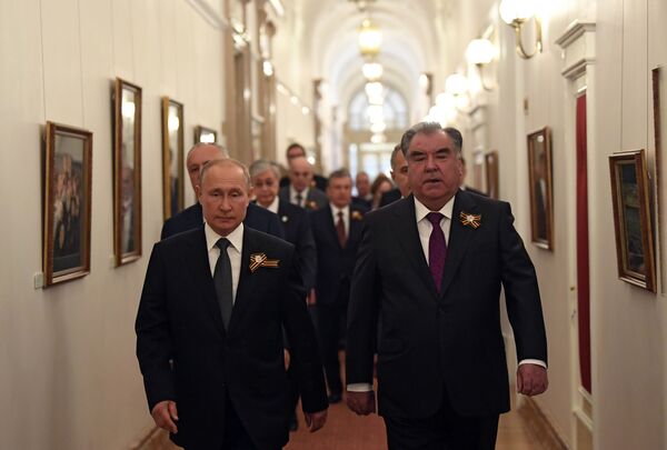 Президент России Владимир Путин и президент Таджикистана Эмомали Рахмон во время встречи в Кремле перед началом парада в ознаменование 75-летия Победы - Sputnik Moldova