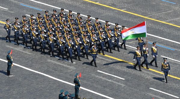 Парадный расчет армии Таджикистана во время военного парада в ознаменование 75-летия Победы - Sputnik Moldova