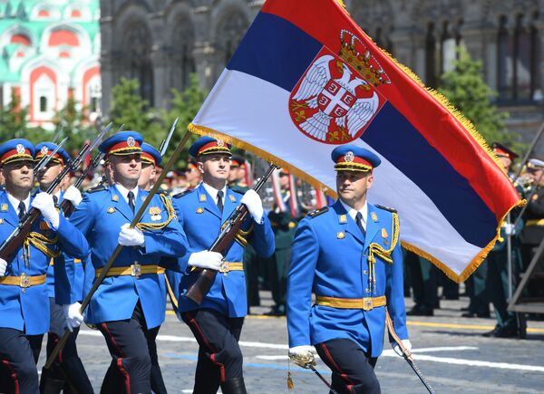 Парадный расчет армии Сербии во время военного парада в ознаменование 75-летия Победы - Sputnik Moldova