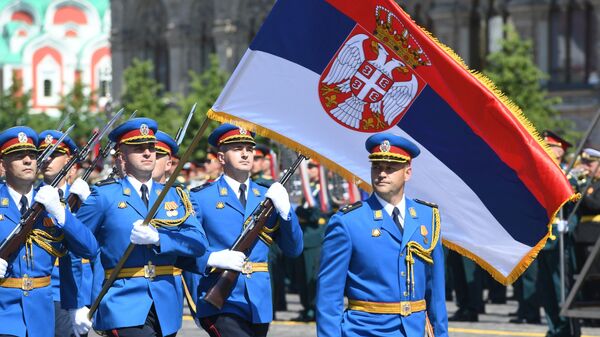 Defilarea armatei sârbe în timpul paradei militare care marchează cea de-a 75-a aniversare a Zilei Victoriei - Sputnik Moldova