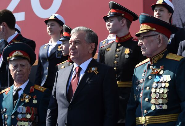 Президент Узбекистана Шавкат Мирзиеев во время военного парада  Победы в Москве - Sputnik Moldova