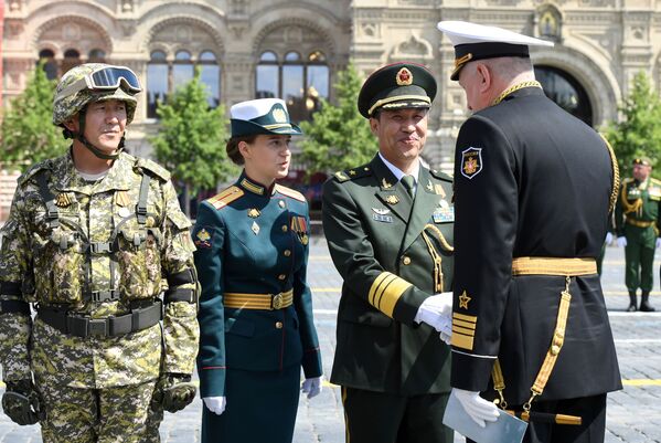 Командиры парадных расчетов иностранных государств после окончания военного парада в Москве - Sputnik Moldova