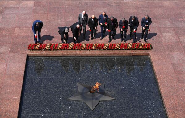 Президент РФ Владимир Путин на церемонии возложения цветов к Могиле Неизвестного Солдата в Александровском саду в Москве - Sputnik Moldova