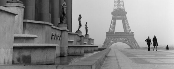 Вид на Эйфелеву башню, turnul Eiffel, Paris - Sputnik Moldova