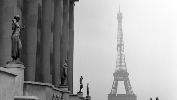 Вид на Эйфелеву башню, turnul Eiffel, Paris - Sputnik Moldova-România
