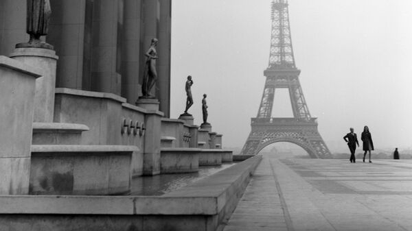 Вид на Эйфелеву башню, turnul Eiffel, Paris - Sputnik Moldova