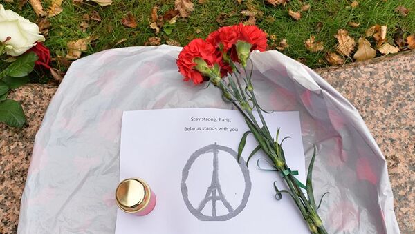 Британский художник Бэнкси опубликовал картину в память о жертвах терактов в Париже. Эйфелева башня внутри Пацифика стала символом скорби мира. - Sputnik Молдова
