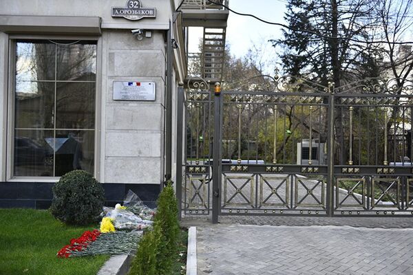 Цветы у здания посольства Франции в Бишкеке. - Sputnik Молдова