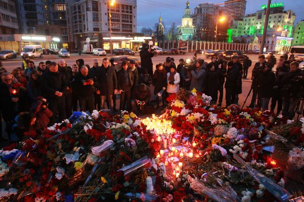 Цветы у посольства Франции в Москве - Sputnik Молдова