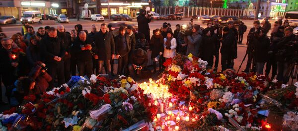 Цветы у посольства Франции в Москве - Sputnik Moldova