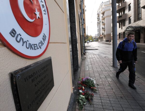 Цветы у посольства Турции в Москве Цветы у посольства Турции в Москве - Sputnik Молдова