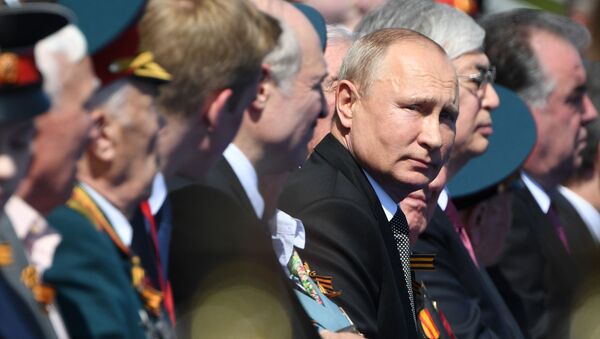 Президент РФ Владимир Путин на военном параде в ознаменование 75-летия Победы на Красной площади - Sputnik Молдова
