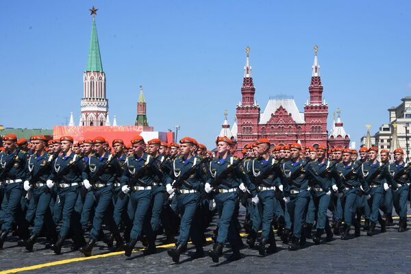 Военнослужащие парадных расчетов во время военного парада Победы на Красной площади - Sputnik Moldova-România