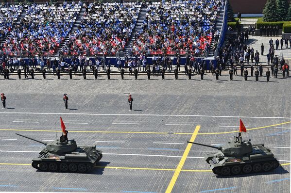 Танки Т-34-85 во время военного парада Победы - Sputnik Moldova-România