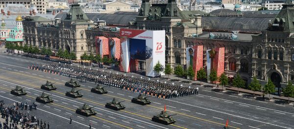 Танки Т-34-85 во время военного парада в ознаменование 75-летия Победы на Красной площади - Sputnik Moldova