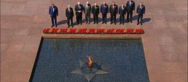 Vladimir Putin și liderii străini au depus flori la Mormântul Soldatului Necunoscut - Sputnik Moldova