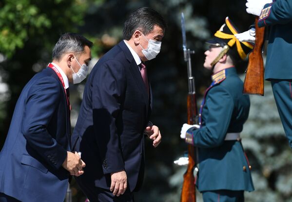 Президент Киргизии Сооронбай Жээнбеков в Московском Кремле перед началом Парада Победы в Москве - Sputnik Moldova-România