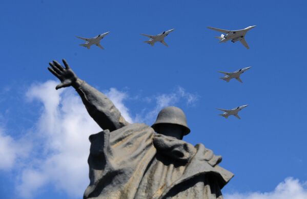 А это уже воздушная часть парада Победы. В небе над Москвой дальние сверхзвуковые бомбардировщики-ракетоносцы Ту-22М3 и стратегический бомбардировщик-ракетоносец Ту-160. - Sputnik Moldova