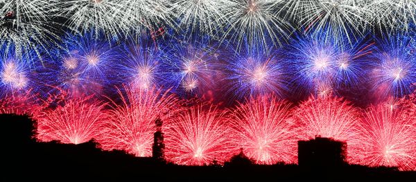 Spectacol de artificii dedicat celei de-a 75-a aniversări a Victoriei în Marele Război pentru Apărarea Patriei din anii 1941-1945 - Sputnik Moldova-România