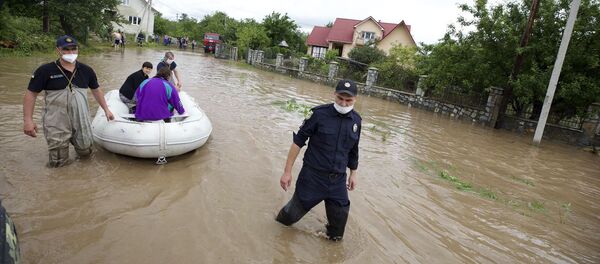 Сотрудники МЧС Украины эвакуируют жителей затопленного села Ланчин в Ивано-Франковской области - Sputnik Moldova