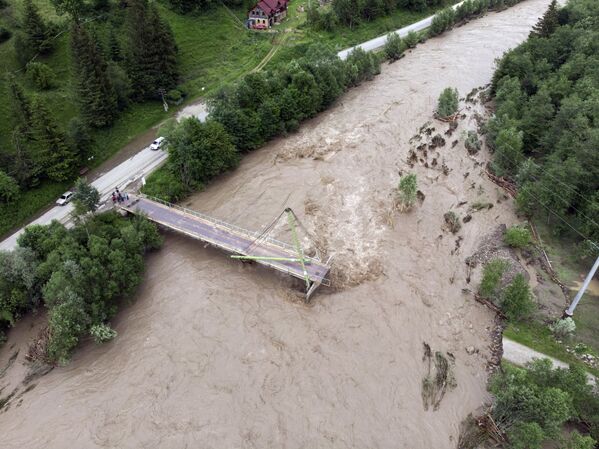 Мост через реку Черный Черемош в Ивано-Франковской области, разрушенный в результате наводнения - Sputnik Moldova