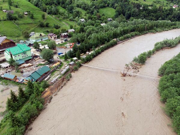 Мост через реку Черный Черемош в Ивано-Франковской области, разрушенный в результате наводнения // AFP / Yuriy Kryvenko - Sputnik Moldova